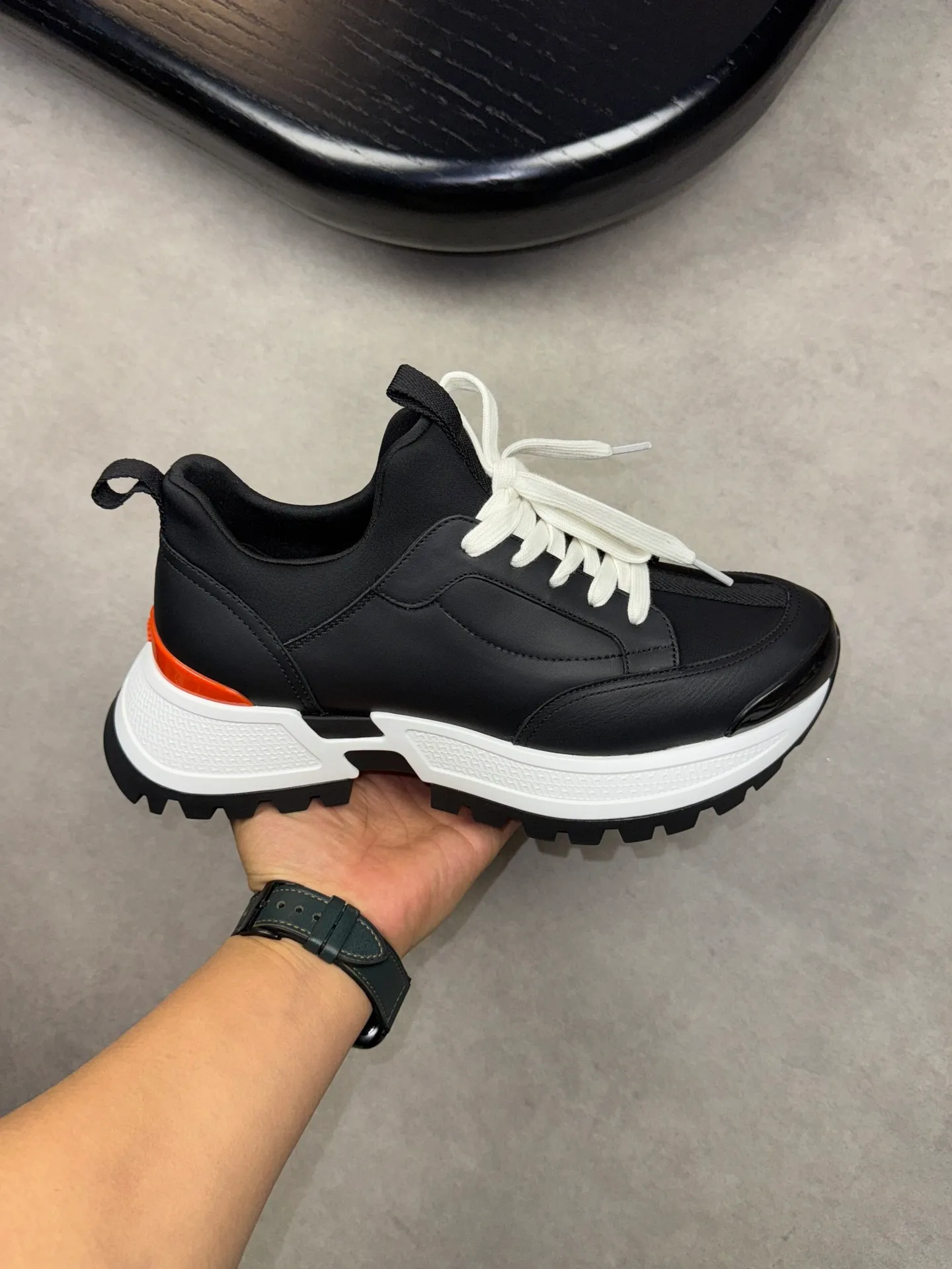 [HERMES] Hermès men's shoes💰560💰 - High-end quality original casual sports shoes - Upper: 🔝Nappa calfskin, high-grade elastic cloth, brand webbing - Lining: elastic cloth, foot pad; water-dyed cowhide - Outsole: ultra-light T men's shoes 💰U foam rubber; two-color molded outsole -Ultra-high quality control and fine workmanship: outstanding (high-end, extravagance, grade) -Size: 39-44 (38, 45, can be customized)